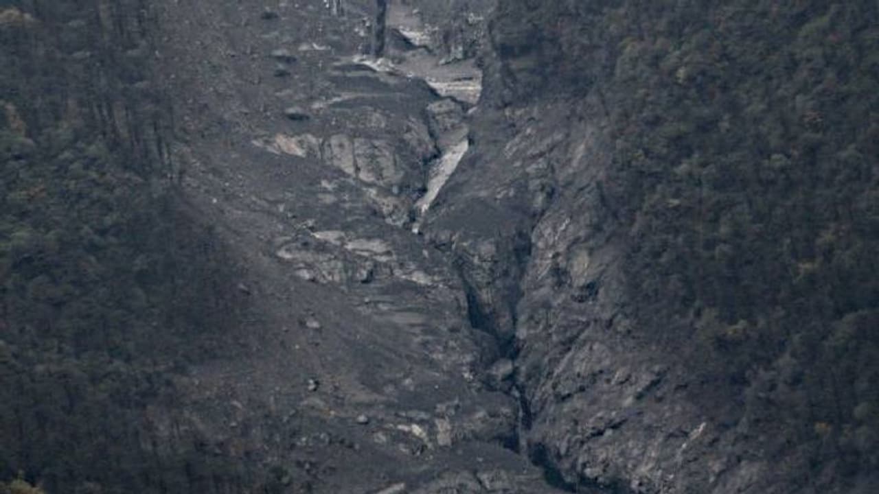 നദിയിലെ ജലത്തിന് കറുപ്പ് നിറം, മത്സ്യങ്ങൾ ചത്തുപൊന്തുന്നു, ദുരന്തഭീതിയിൽ ഈ പ്രദേശവാസികൾ നദിയിലെ ജലത്തിന് കറുപ്പ് നിറം, മത്സ്യങ്ങൾ ചത്തുപൊന്തുന്നു, ദുരന്തഭീതിയിൽ ഈ പ്രദേശവാസികൾ