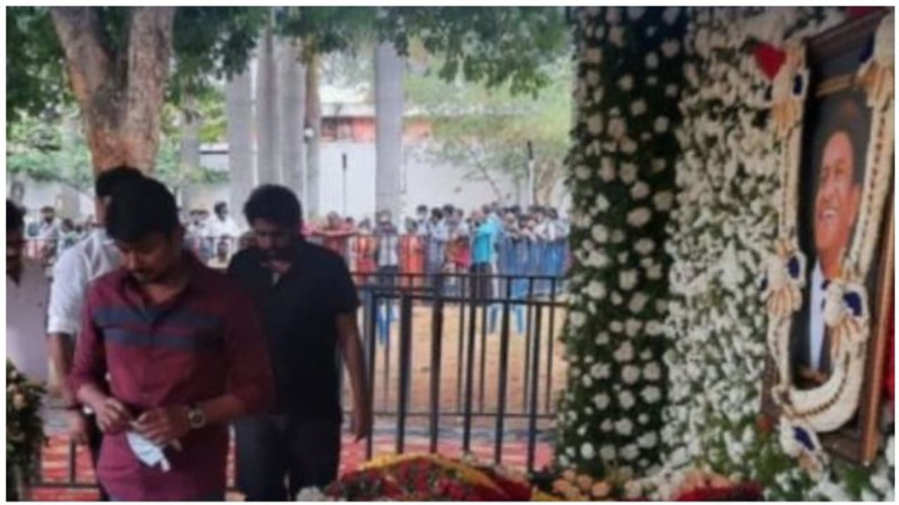 Udhayanidhi: மறைந்த நடிகர் புனீத் ராஜ்குமார் நினைவிடத்தில் அஞ்சலி செலுத்திய உதயநிதி..! Udhayanidhi: மறைந்த நடிகர் புனீத் ராஜ்குமார் நினைவிடத்தில் அஞ்சலி செலுத்திய உதயநிதி..!
