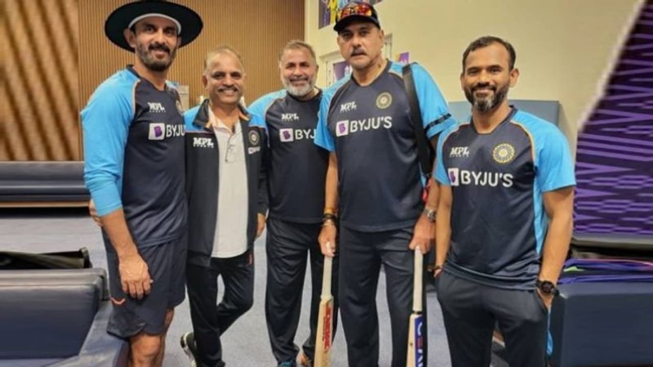 రవిశాస్త్రికి ఊహించని కానుకలిచ్చిన టీమిండియా పాత, కొత్త టీ20 కెప్టెన్లు.. సంతోషంగా పొంగిపోయిన మాజీ కోచ్ రవిశాస్త్రికి ఊహించని కానుకలిచ్చిన టీమిండియా పాత, కొత్త టీ20 కెప్టెన్లు.. సంతోషంగా పొంగిపోయిన మాజీ కోచ్