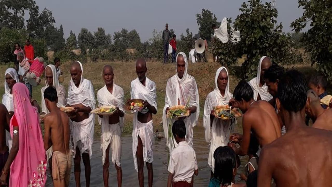 Chhath Puja 2021 : यहां अपनी लाडली के लिए छठ पूजा करते हैं पिता, बेटियों को बचाने निभाई जाती है अनोखी परंपरा.. Chhath Puja 2021 : यहां अपनी लाडली के लिए छठ पूजा करते हैं पिता, बेटियों को बचाने निभाई जाती है अनोखी परंपरा..