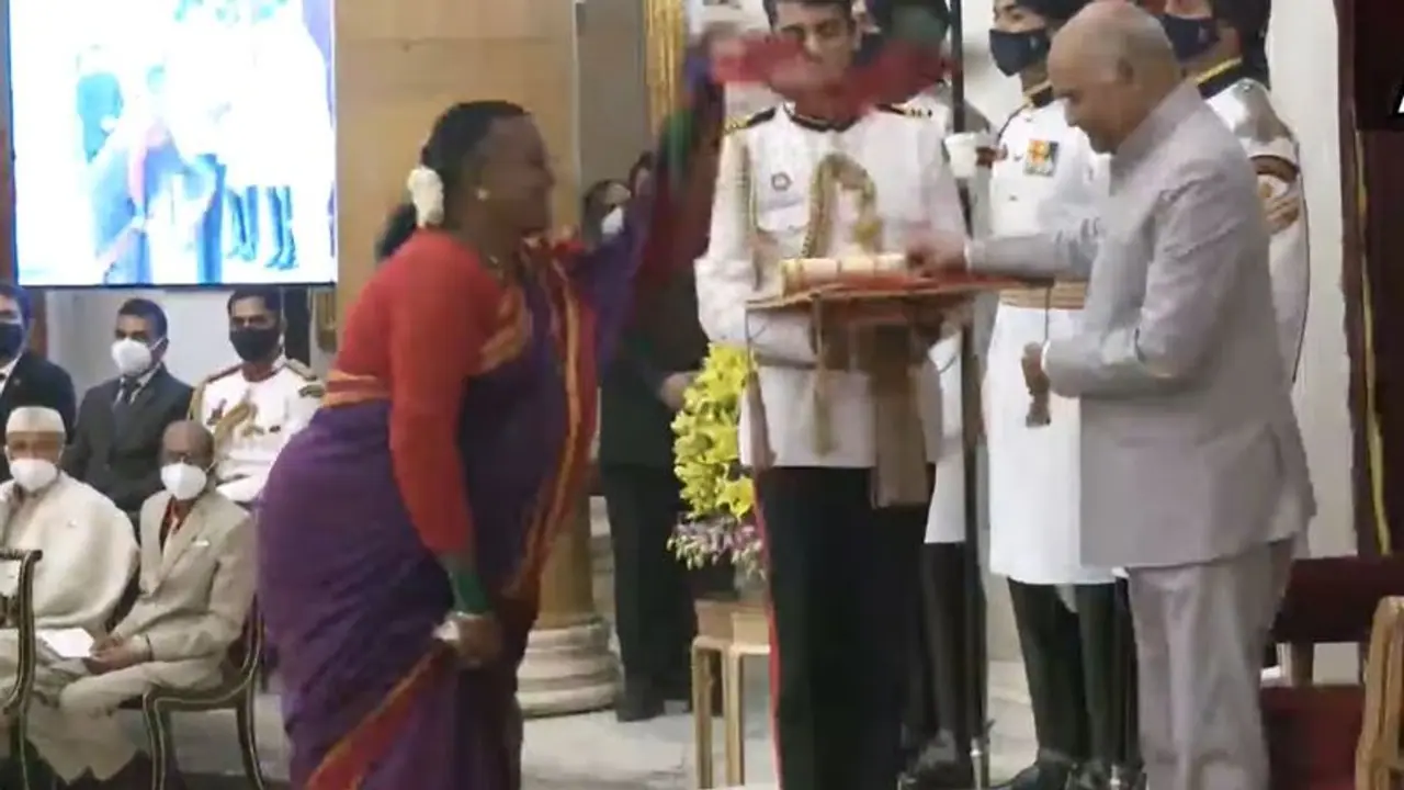 Padma Shri;ರಾಷ್ಟ್ರಪತಿ ದೃಷ್ಟಿ ತೆಗೆದು ಪ್ರಶಸ್ತಿ ಸ್ವೀಕರಿಸಿದ ಜೋಗತಿ ಮಂಜಮ್ಮ, ವೈರಲ್ ಆಯ್ತು ವಿಶೇಷ ಘಟನೆ! Padma Shri;ರಾಷ್ಟ್ರಪತಿ ದೃಷ್ಟಿ ತೆಗೆದು ಪ್ರಶಸ್ತಿ ಸ್ವೀಕರಿಸಿದ ಜೋಗತಿ ಮಂಜಮ್ಮ, ವೈರಲ್ ಆಯ್ತು ವಿಶೇಷ ಘಟನೆ!