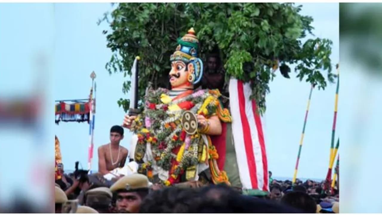 கந்த சஷ்டி: வெற்றிவேல் முருகனுக்கு அரோகரா.. திருச்செந்தூரில் பக்தர்கள் இல்லாமல் சூரசம்ஹாரம்.! கந்த சஷ்டி: வெற்றிவேல் முருகனுக்கு அரோகரா.. திருச்செந்தூரில் பக்தர்கள் இல்லாமல் சூரசம்ஹாரம்.!