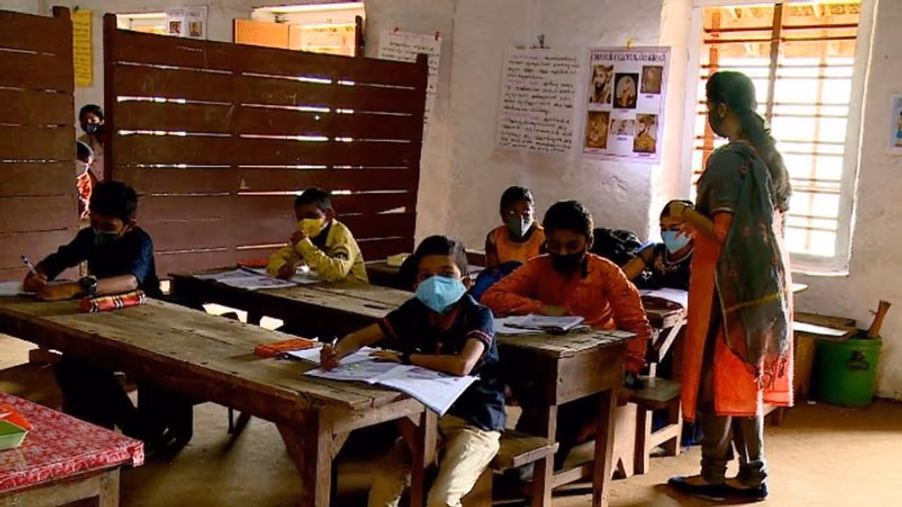 സാരി ഉടുക്കണമെന്ന് നിർബന്ധം പിടിക്കരുത്; അധ്യാപകർക്ക് ഡ്രസ് കോഡില്ലെന്ന് ആവർത്തിച്ച് ഉന്നത വിദ്യാഭ്യാസ വകുപ്പ് സാരി ഉടുക്കണമെന്ന് നിർബന്ധം പിടിക്കരുത്; അധ്യാപകർക്ക് ഡ്രസ് കോഡില്ലെന്ന് ആവർത്തിച്ച് ഉന്നത വിദ്യാഭ്യാസ വകുപ്പ്