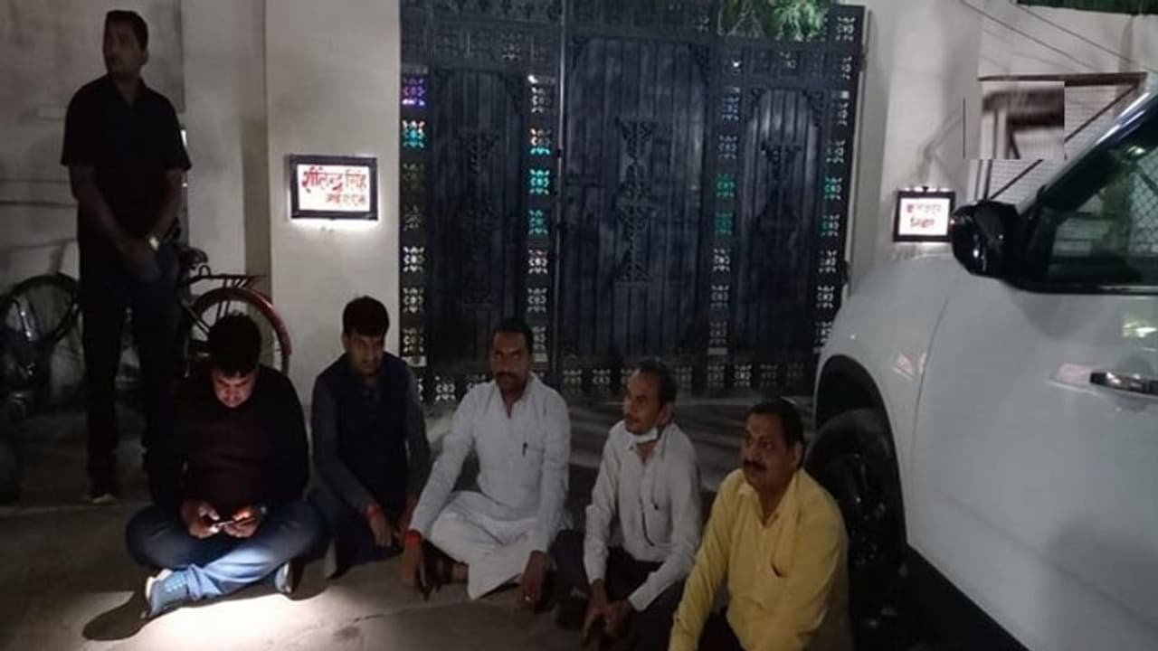 दलित विधायक होने से मुलाकात नहीं करते कलेक्टर, इसलिए बंगले के बाहर धरने पर बैठे MLA, अपमानित करने का भी आरोप दलित विधायक होने से मुलाकात नहीं करते कलेक्टर, इसलिए बंगले के बाहर धरने पर बैठे MLA, अपमानित करने का भी आरोप