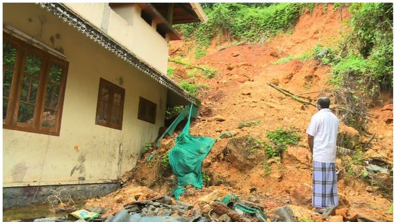പഞ്ചായത്തിന്‍റെ ക്രൂരത; വീട്ടിലേക്ക് അടര്‍ന്നുവീണ മണ്ണ് മാറ്റാന്‍ അനുവദിക്കുന്നില്ല, ദുരിതത്തില്‍ ഒരു കുടുംബം