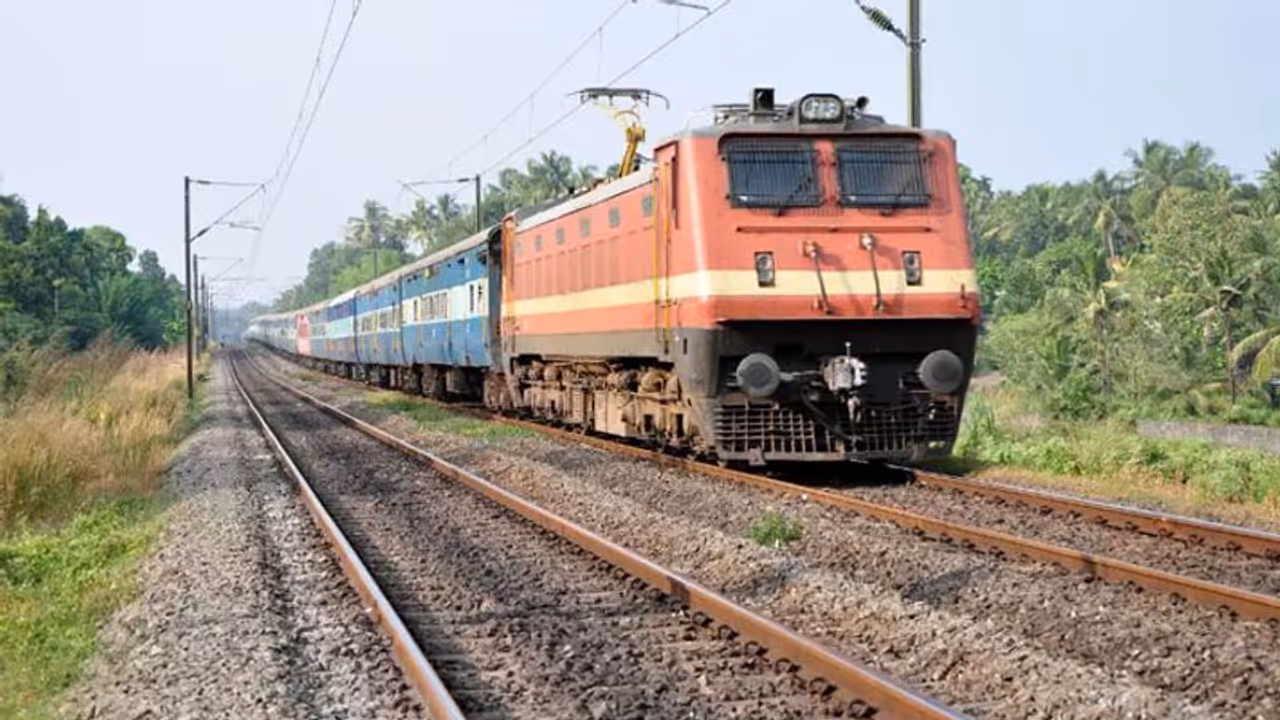 Railway Inquiry: WR ने दिसंबर से फरवरी तक महाराष्ट्र, UP और गुजरात से गुजरने वालीं कई ट्रेनें कैंसल कीं Railway Inquiry: WR ने दिसंबर से फरवरी तक महाराष्ट्र, UP और गुजरात से गुजरने वालीं कई ट्रेनें कैंसल कीं