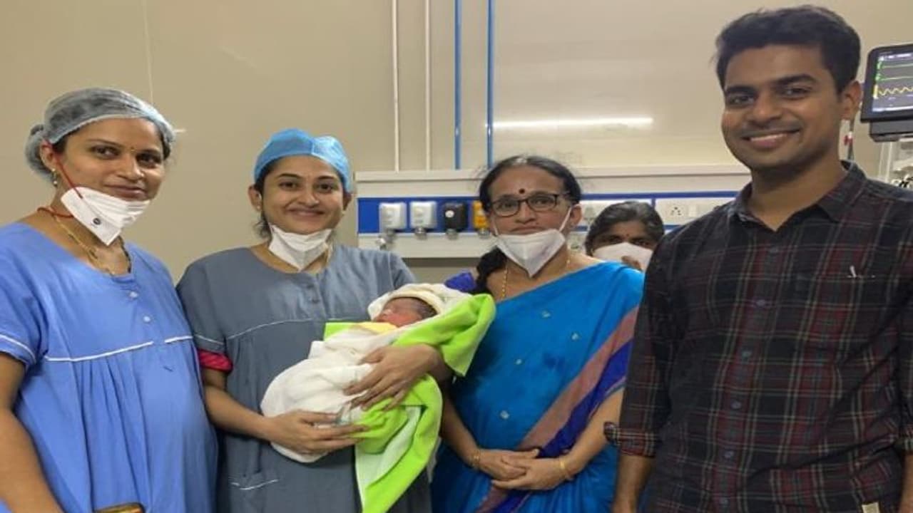 ప్రభుత్వ ఆస్పత్రిలో కలెక్టర్ సతీమణికి ప్రసవం.. అభినందనలు తెలిపిన ఆరోగ్య శాఖ మంత్రి హరీష్ రావు ప్రభుత్వ ఆస్పత్రిలో కలెక్టర్ సతీమణికి ప్రసవం.. అభినందనలు తెలిపిన ఆరోగ్య శాఖ మంత్రి హరీష్ రావు