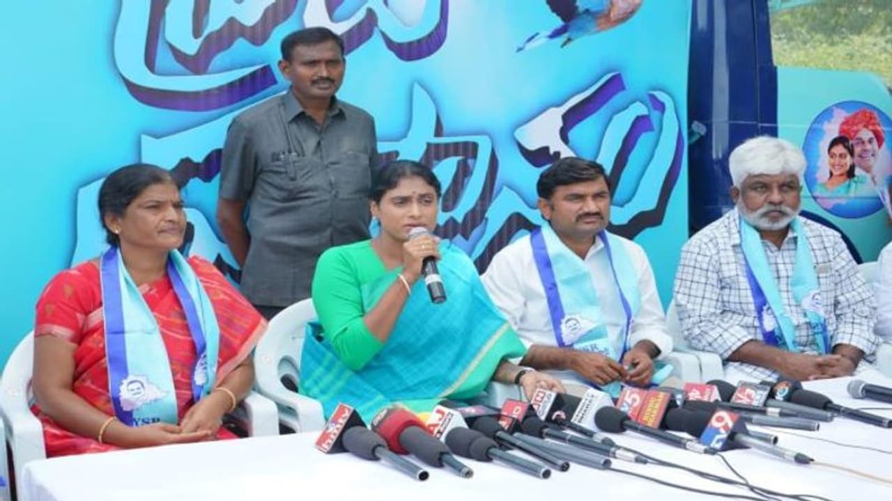 తెలంగాణలో పందికొక్కుల్లా తిన్నది చాల్లేదా.... ఇక దేశంపై పడుతున్నారా: కేసీఆర్పై షర్మిల వ్యాఖ్యలు తెలంగాణలో పందికొక్కుల్లా తిన్నది చాల్లేదా.... ఇక దేశంపై పడుతున్నారా: కేసీఆర్పై షర్మిల వ్యాఖ్యలు