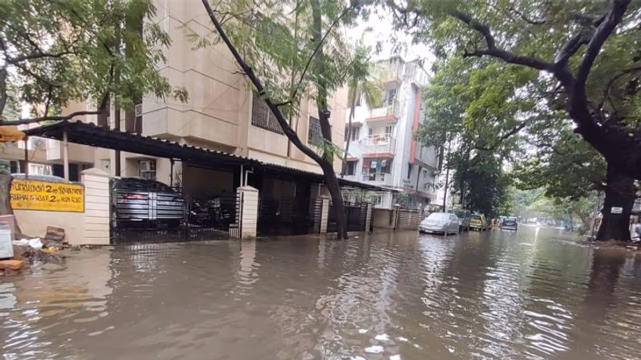 Chennai Rain: বৃষ্টিতে বিপর্যস্ত তামিলনাড়ুতে মৃত ১৪, চেন্নাই বিমান বন্দর থেকে বন্ধ উড়ান Chennai Rain: বৃষ্টিতে বিপর্যস্ত তামিলনাড়ুতে মৃত ১৪, চেন্নাই বিমান বন্দর থেকে বন্ধ উড়ান