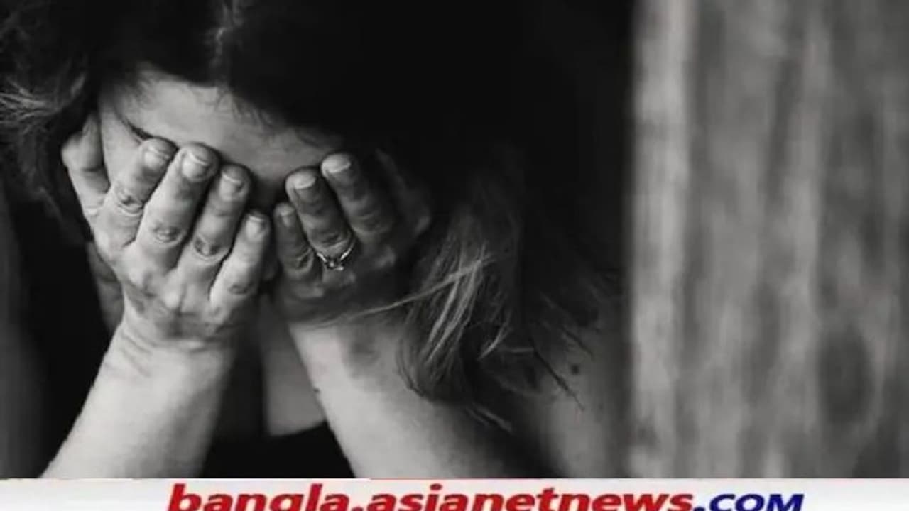 Crime: স্বামীর অনুপস্থিতিতে গৃহবধূকে ধর্ষণের চেষ্টার অভিযোগ, কাঠগড়ায় তৃণমূল নেতার ছেলে Crime: স্বামীর অনুপস্থিতিতে গৃহবধূকে ধর্ষণের চেষ্টার অভিযোগ, কাঠগড়ায় তৃণমূল নেতার ছেলে