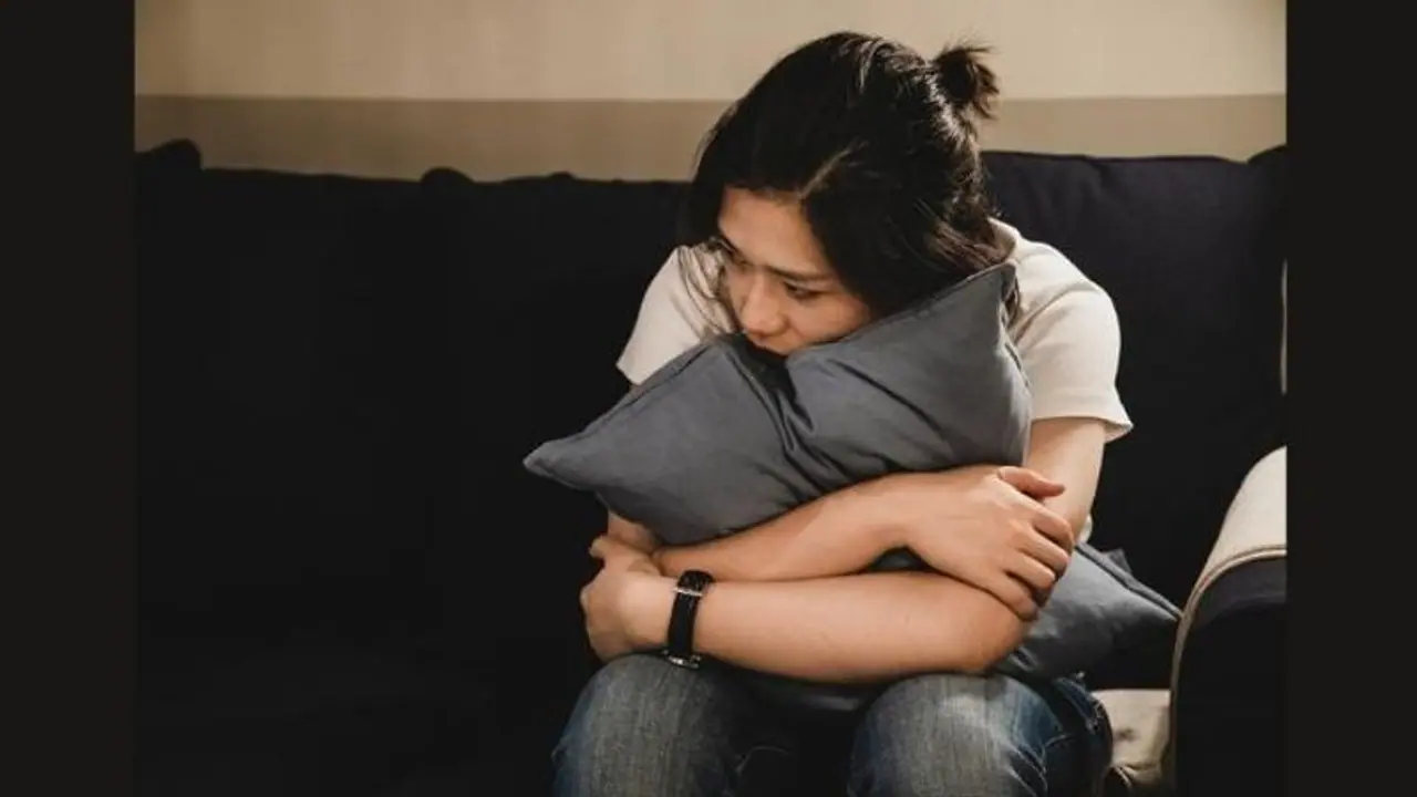 Obsessive Love Disorder: প্রেমিকের ওভার পজেসিভ স্বভাব দিনে দিনে বাড়ছে, অবসেসিভ লাভ ডিসঅর্ডারে ভুগছে না তো Obsessive Love Disorder: প্রেমিকের ওভার পজেসিভ স্বভাব দিনে দিনে বাড়ছে, অবসেসিভ লাভ ডিসঅর্ডারে ভুগছে না তো