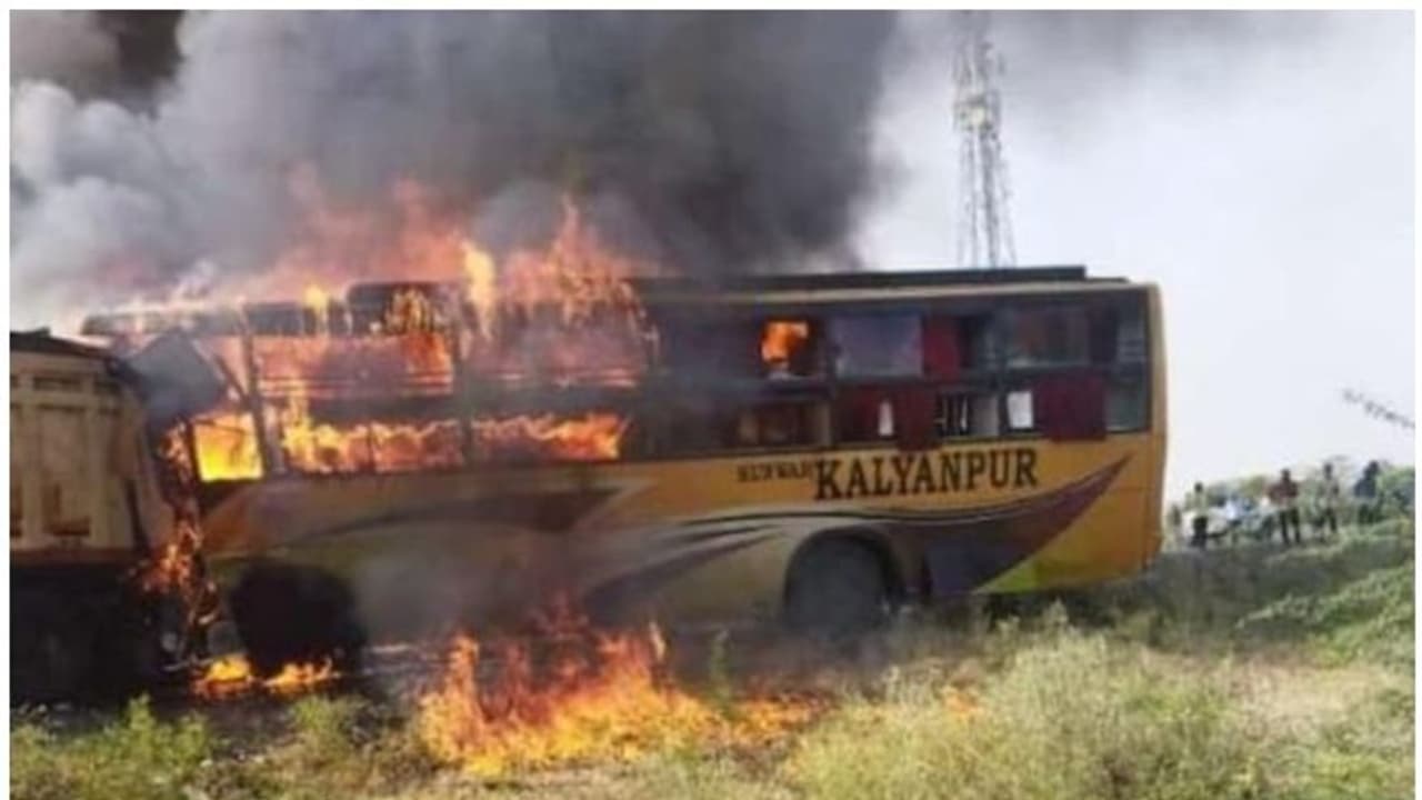 Rajasthan Bus Accident| രാജസ്ഥാനില് ടാങ്കറുമായി കൂട്ടിയിടിച്ച് ബസ് കത്തി; 12 പേര്ക്ക് ദാരുണാന്ത്യം Rajasthan Bus Accident| രാജസ്ഥാനില് ടാങ്കറുമായി കൂട്ടിയിടിച്ച് ബസ് കത്തി; 12 പേര്ക്ക് ദാരുണാന്ത്യം