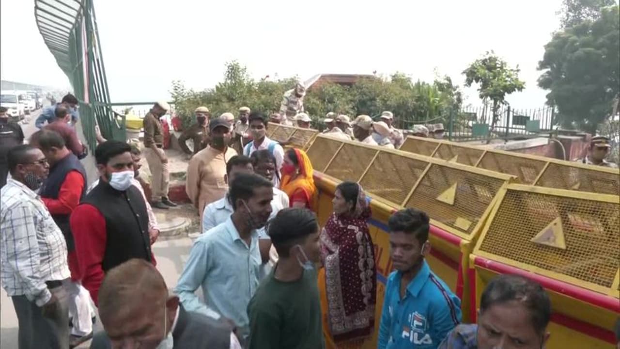 Delhi में Yamuna Ghat पर छठ मनाने को लेकर बवाल, BJP सांसद Pravesh Verma ने समर्थकों के साथ बैरिकेड्स तोड़ा Delhi में Yamuna Ghat पर छठ मनाने को लेकर बवाल, BJP सांसद Pravesh Verma ने समर्थकों के साथ बैरिकेड्स तोड़ा