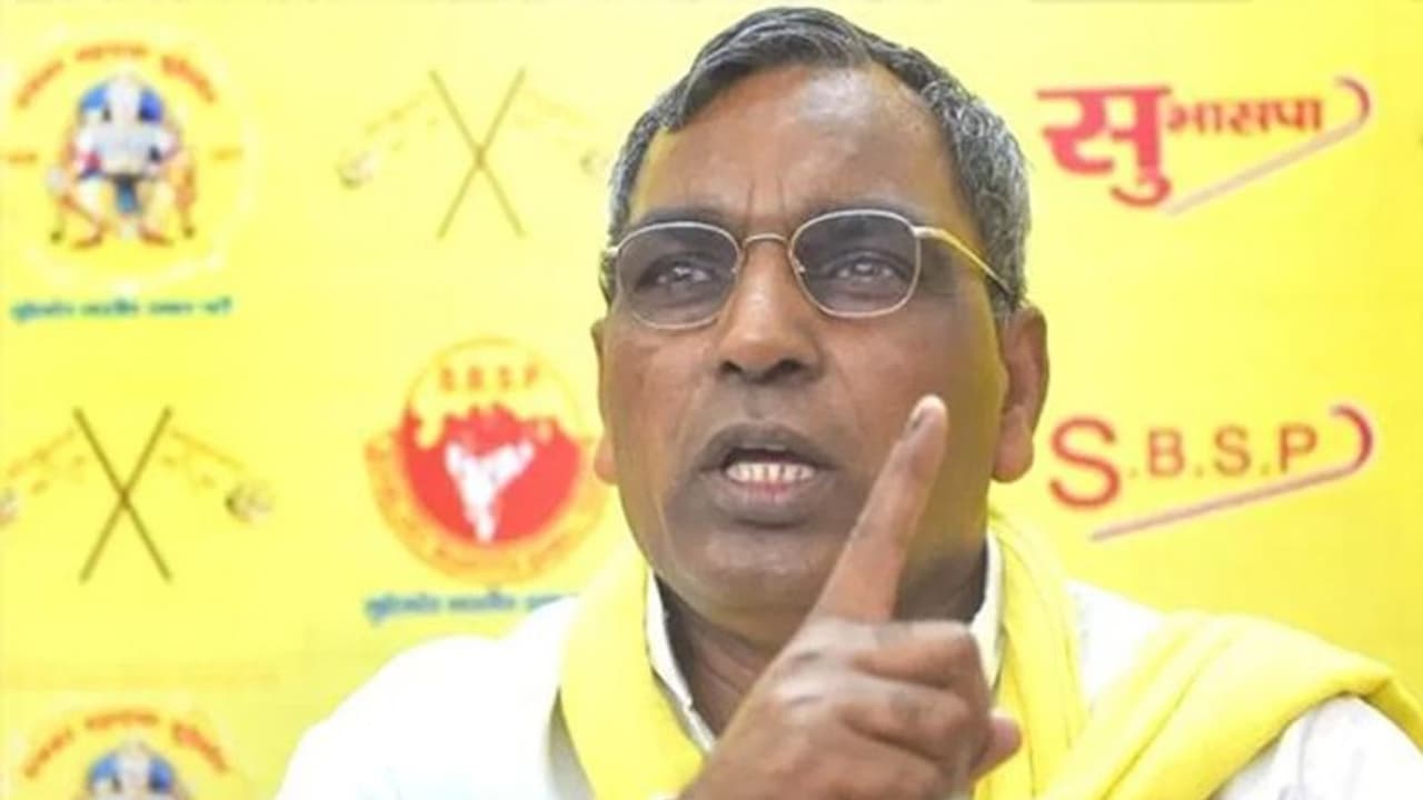 Akhilesh के बाद राजभर ने की Jinnah की तारीफ, कहा जिन्ना देश के पहले PM होते तो बंटवारा नहीं होता Akhilesh के बाद राजभर ने की Jinnah की तारीफ, कहा जिन्ना देश के पहले PM होते तो बंटवारा नहीं होता