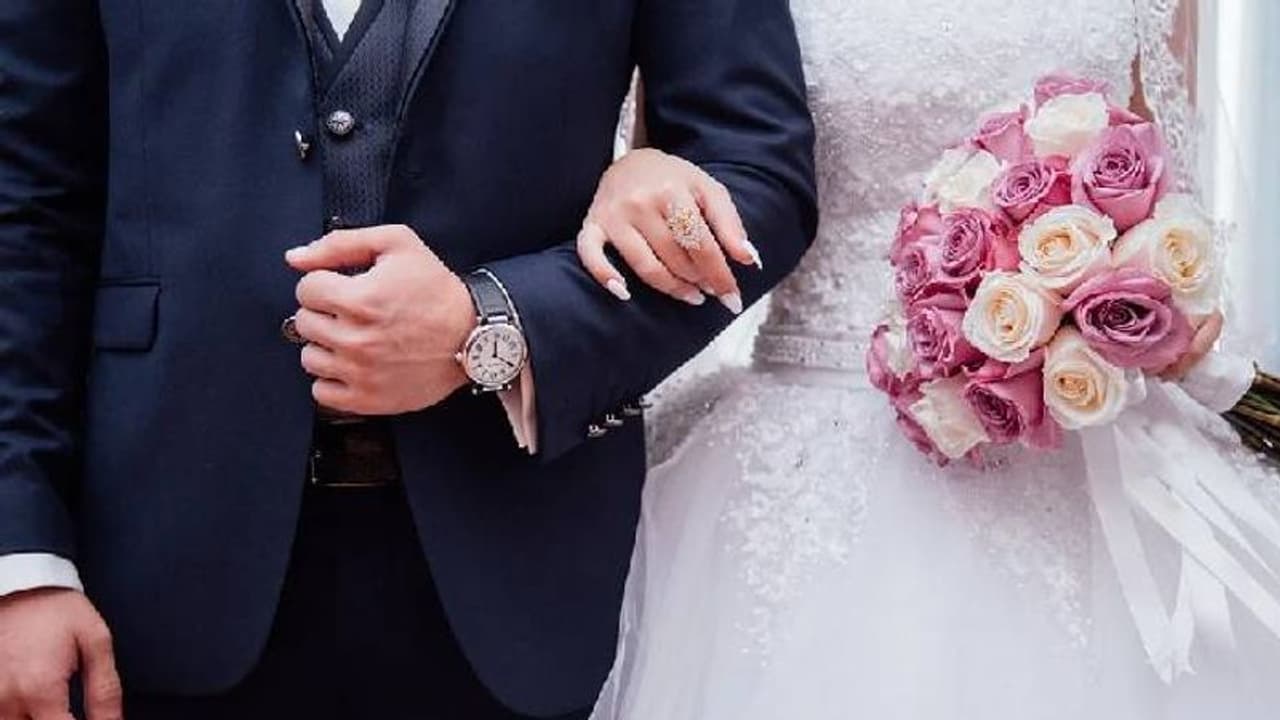 വിവാഹശേഷം മേക്കപ്പില്ലാതെ ഭാര്യയുടെ മുഖം കണ്ടു, വിവാഹമോചനം ആവശ്യപ്പെട്ട് യുവാവ് വിവാഹശേഷം മേക്കപ്പില്ലാതെ ഭാര്യയുടെ മുഖം കണ്ടു, വിവാഹമോചനം ആവശ്യപ്പെട്ട് യുവാവ്