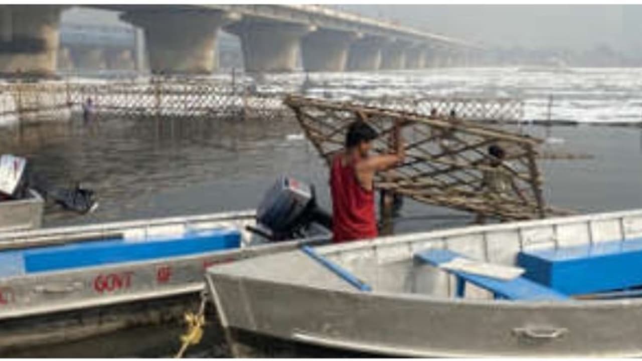 தெர்மகோல் ராஜூவுக்கே டஃப்..? டெல்லி யமுனா ஆற்றில் நுரையை அப்புறப்படுத்த இப்படியா பண்ணுவீங்க.!