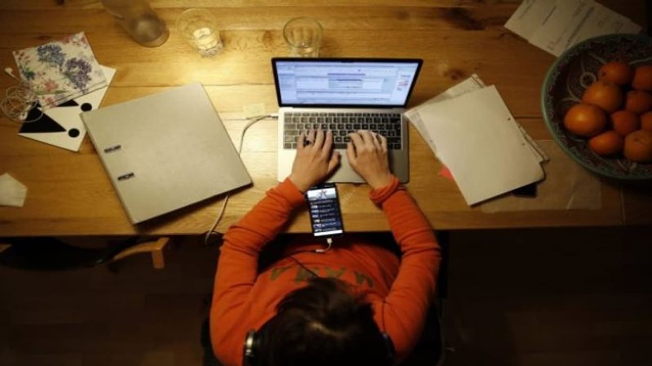 ജോലി സമയം അല്ലാത്തപ്പോള്‍ ജോലി സംബന്ധിച്ച് ജീവനക്കാരന് സന്ദേശം അയക്കുന്നത് നിരോധിച്ച് ഈ രാജ്യം