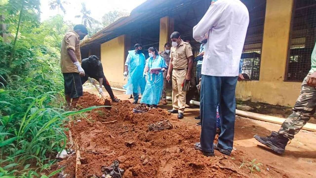 വിഷം കൊടുത്ത് കൊന്നുവെന്ന് പരാതി; മറവുചെയ്ത നായ്ക്കളുടെ ജഡങ്ങള് പുറത്തെടുത്തു വിഷം കൊടുത്ത് കൊന്നുവെന്ന് പരാതി; മറവുചെയ്ത നായ്ക്കളുടെ ജഡങ്ങള് പുറത്തെടുത്തു