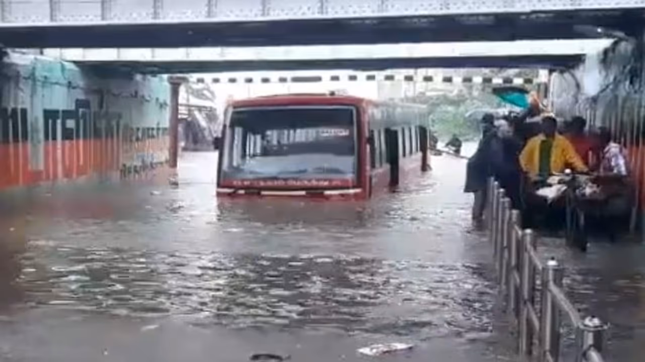 Chennai Rain: வெள்ளக்காடாக காட்சியளிக்கும் சென்னை… 5 சுரங்கப்பாதைகள் மூடல்!! Chennai Rain: வெள்ளக்காடாக காட்சியளிக்கும் சென்னை… 5 சுரங்கப்பாதைகள் மூடல்!!