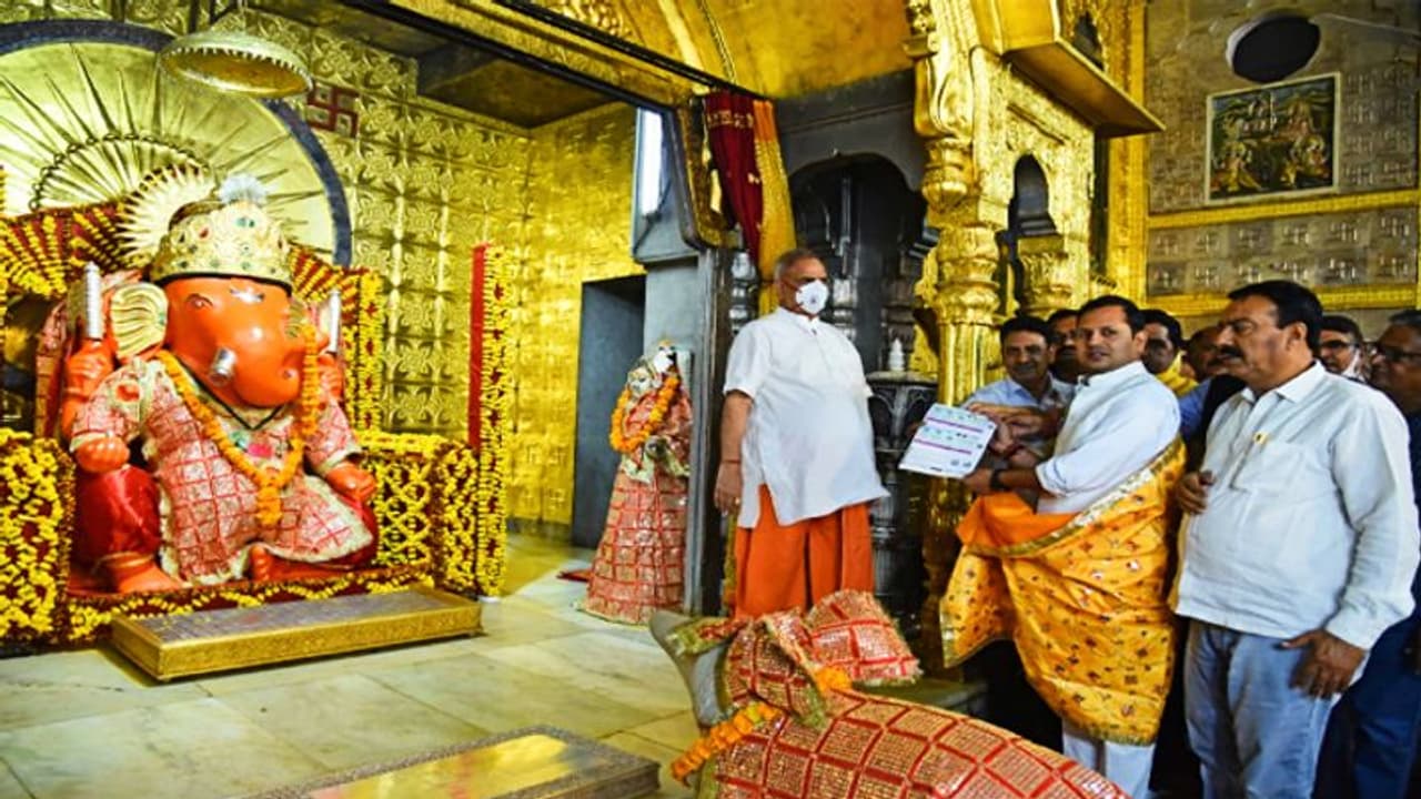 Ind vs NZ, T20I: भारत न्यूजीलैंड सीरीज का 'श्रीगणेश', RCA ने मोती डूंगरी मंदिर में भेंट किया मैच का पहला टिकट Ind vs NZ, T20I: भारत न्यूजीलैंड सीरीज का 'श्रीगणेश', RCA ने मोती डूंगरी मंदिर में भेंट किया मैच का पहला टिकट