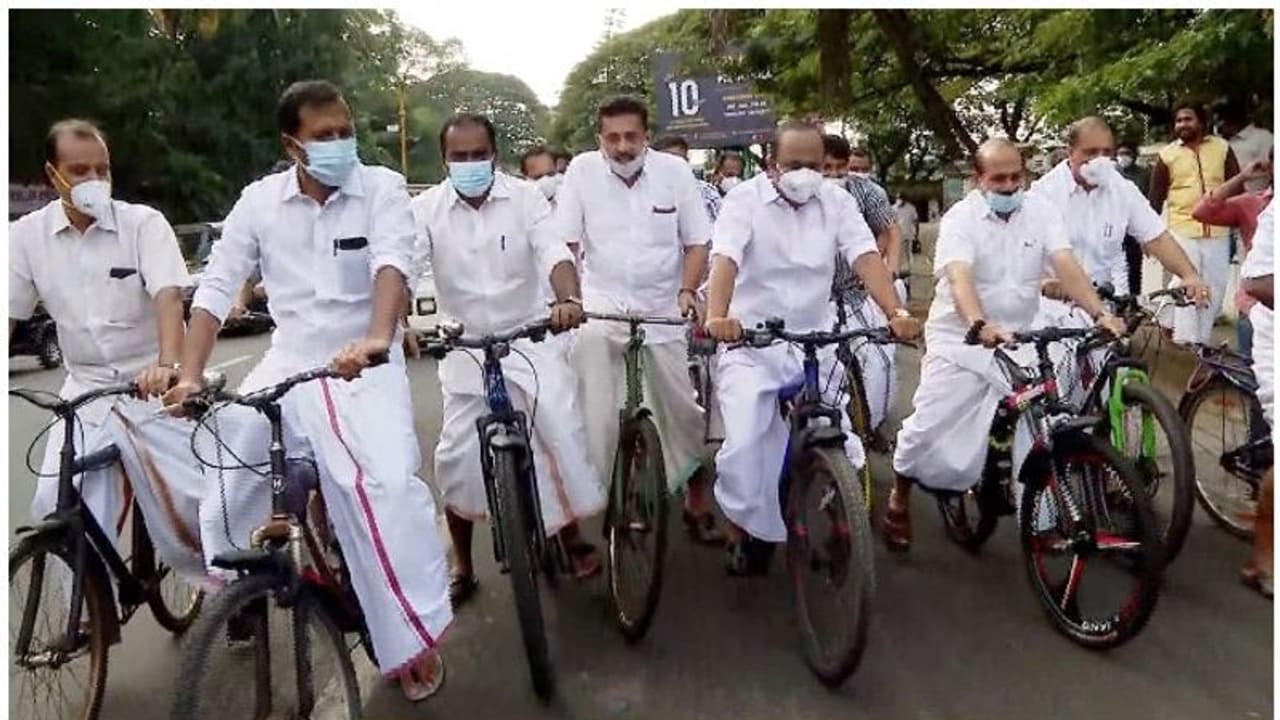 Fuel price| പ്രതിപക്ഷ എംഎല്എമാർ സൈക്കിള് ചവിട്ടി നിയമസഭയിലേക്ക്, വേറിട്ട പ്രതിഷേധം ഇന്ധന നികുതിക്കെതിരെ Fuel price| പ്രതിപക്ഷ എംഎല്എമാർ സൈക്കിള് ചവിട്ടി നിയമസഭയിലേക്ക്, വേറിട്ട പ്രതിഷേധം ഇന്ധന നികുതിക്കെതിരെ