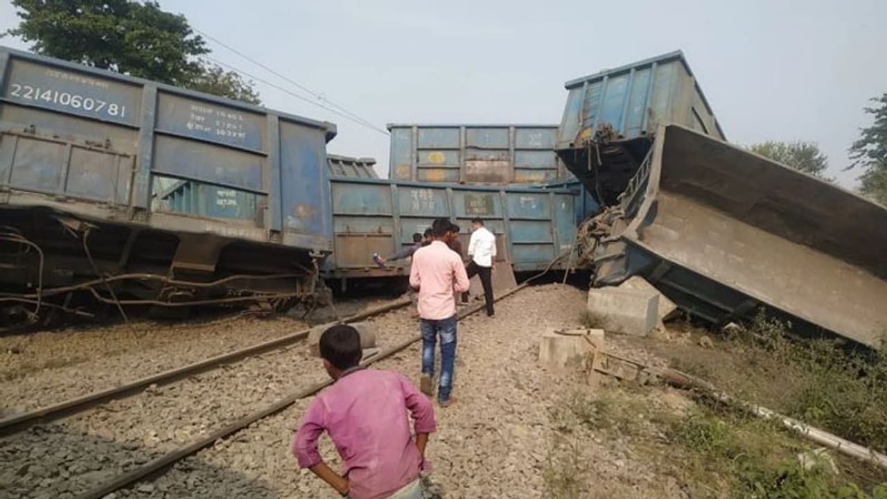 जौनपुर में मालगाड़ी की 21 बोगियां पलटीं, लखनऊ रूट जाम होने से महामना समेत कई ट्रेनें फंसी