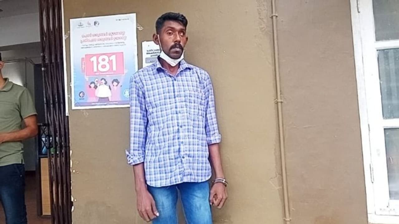 സൈനിക ഉദ്യോഗസ്ഥന് ചമഞ്ഞ് ഹണി ട്രാപ്പ്; ആദ്യം സൌഹൃദം പിന്നീട് ഭീഷണി, ഇടുക്കിയിൽ യുവാവ് അറസ്റ്റില് സൈനിക ഉദ്യോഗസ്ഥന് ചമഞ്ഞ് ഹണി ട്രാപ്പ്; ആദ്യം സൌഹൃദം പിന്നീട് ഭീഷണി, ഇടുക്കിയിൽ യുവാവ് അറസ്റ്റില്