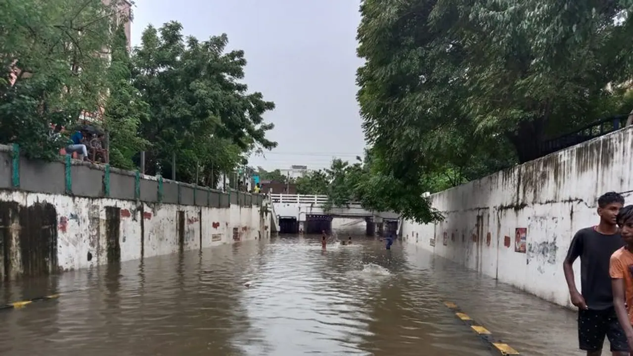 #Chennai Floods சற்று முன் சென்னையில் 11 சுரங்கங்கள், 7 சாலைகள் மூடல்... மக்கள் வெளியே வர வேண்டாம்... #Chennai Floods சற்று முன் சென்னையில் 11 சுரங்கங்கள், 7 சாலைகள் மூடல்... மக்கள் வெளியே வர வேண்டாம்...