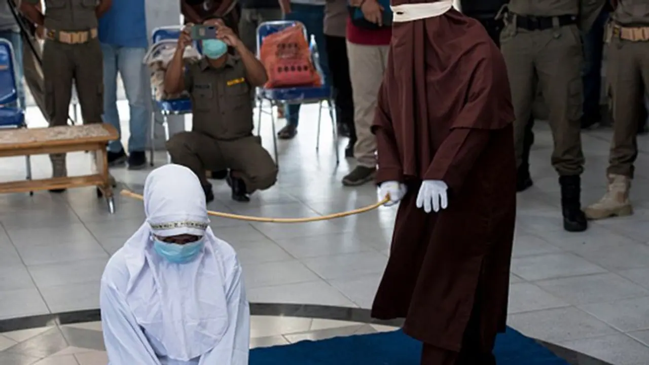 गैर मर्द से संबंध बनाने की सजा: घुटनों के बल बैठकर गिड़गिड़ाती रही, हैवानों ने बेंत से मारते मारते हत्या कर दी