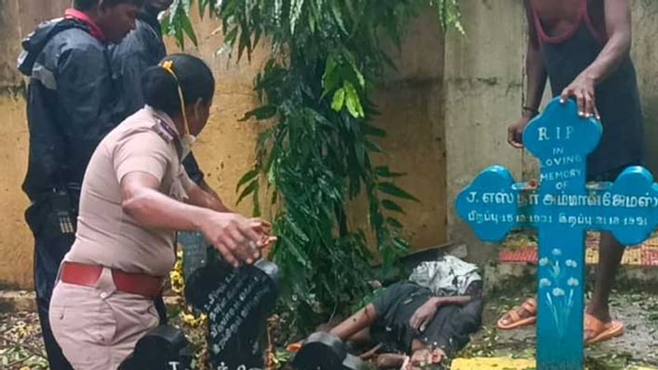 ஆய்வாளர் ராஜேஸ்வரியால் மீட்கப்பட்ட இளைஞர்… சிகிச்சை பலனின்றி உயிரிழப்பு!! | ChennaiFlood ஆய்வாளர் ராஜேஸ்வரியால் மீட்கப்பட்ட இளைஞர்… சிகிச்சை பலனின்றி உயிரிழப்பு!! | ChennaiFlood