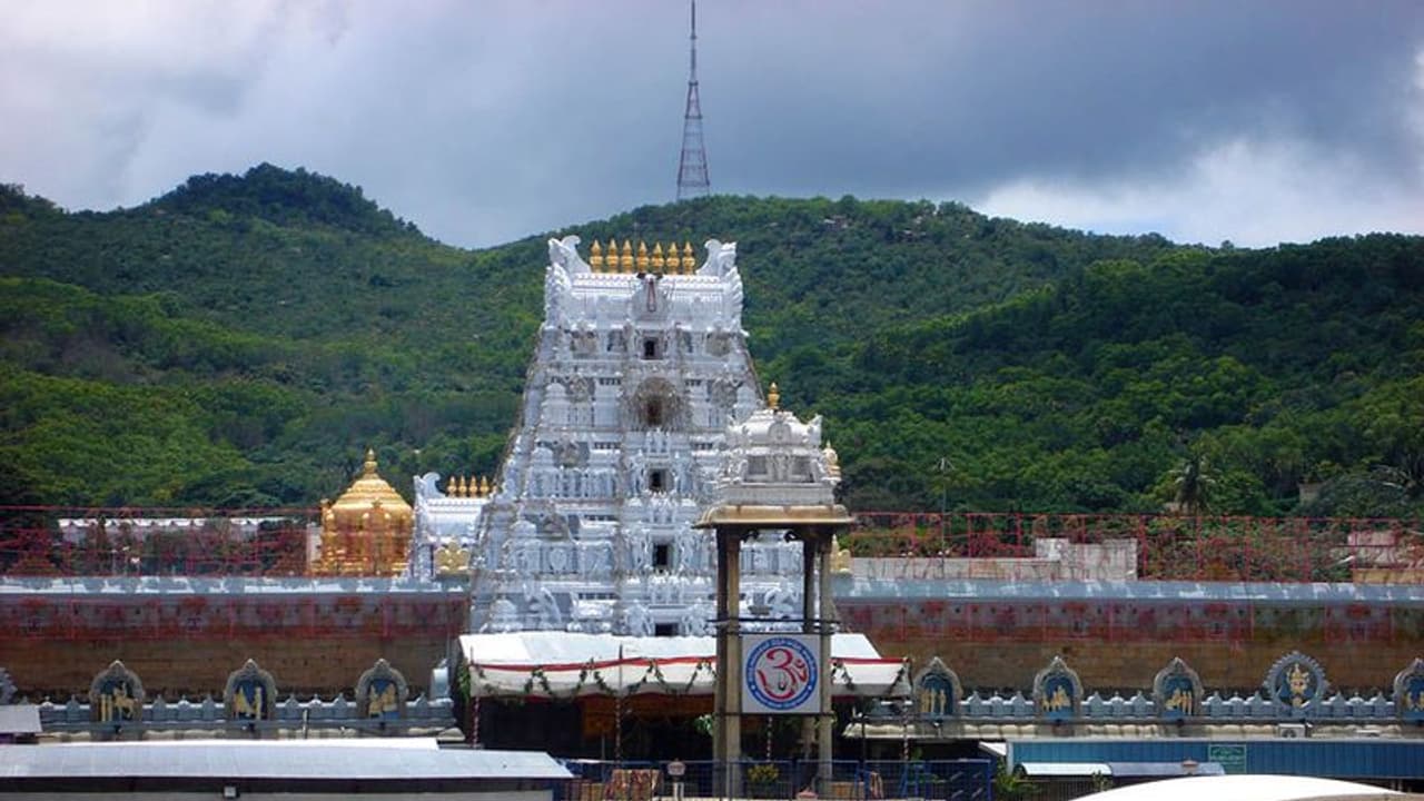 TTD News: శ్రీవారి ప్రత్యేక దర్శనానికి ఆన్ లైన్ లో టికెట్లను ఎలా బుక్ చేసుకోవాలి.. పూర్తి వివరాలు మీ కోసం.. TTD News: శ్రీవారి ప్రత్యేక దర్శనానికి ఆన్ లైన్ లో టికెట్లను ఎలా బుక్ చేసుకోవాలి.. పూర్తి వివరాలు మీ కోసం..