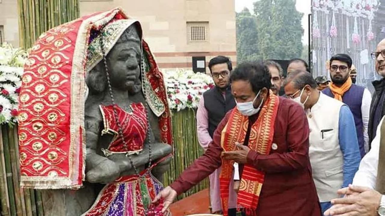 వందేళ్ల క్రితం చోరీ.. ఇన్నేళ్లకు భారత్కి చేరిన అన్నపూర్ణా దేవి విగ్రహం, కాశీలో పున: ప్రతిష్టకు ఏర్పాట్లు వందేళ్ల క్రితం చోరీ.. ఇన్నేళ్లకు భారత్కి చేరిన అన్నపూర్ణా దేవి విగ్రహం, కాశీలో పున: ప్రతిష్టకు ఏర్పాట్లు