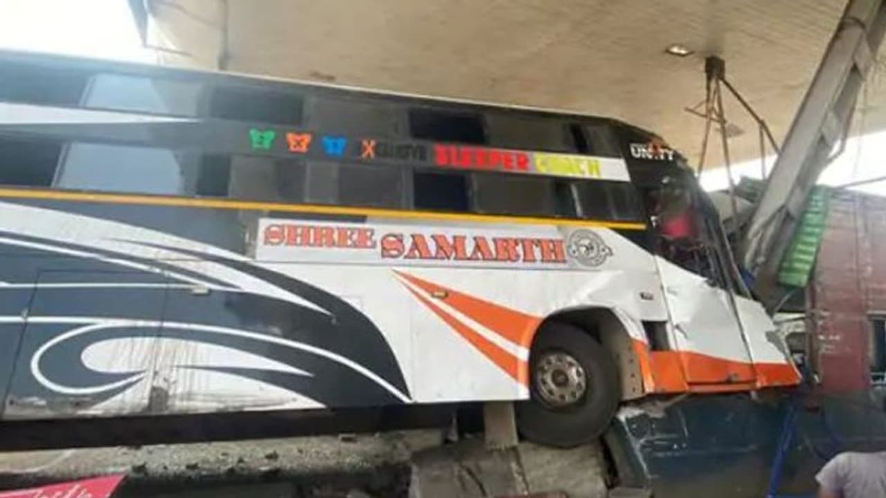 Gujarat Accident: बारातियों से भरी बस ने टोल प्लाजा में बैठे कर्मचारियों को उड़ाया, चंद सेकंड में 3 की मौत.. Gujarat Accident: बारातियों से भरी बस ने टोल प्लाजा में बैठे कर्मचारियों को उड़ाया, चंद सेकंड में 3 की मौत..