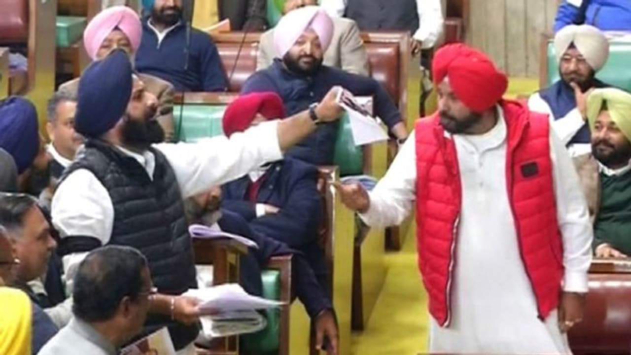 Punjab Assembly: विधानसभा में सिद्धू और अकाली नेताओं में हुई झड़प, हाथापाई तक की आ गई नौबत Punjab Assembly: विधानसभा में सिद्धू और अकाली नेताओं में हुई झड़प, हाथापाई तक की आ गई नौबत