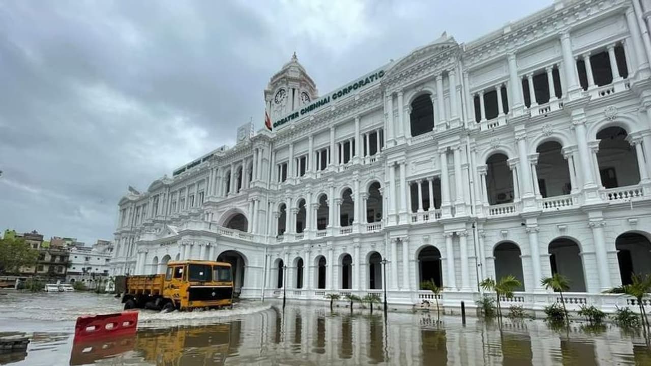 ரிப்பன் பில்டிங்க் மூழ்க காரணமானவரை தூக்கியடித்த கமிஷனர்... அடம்பிடிக்கும் அதிகாரி..! ரிப்பன் பில்டிங்க் மூழ்க காரணமானவரை தூக்கியடித்த கமிஷனர்... அடம்பிடிக்கும் அதிகாரி..!