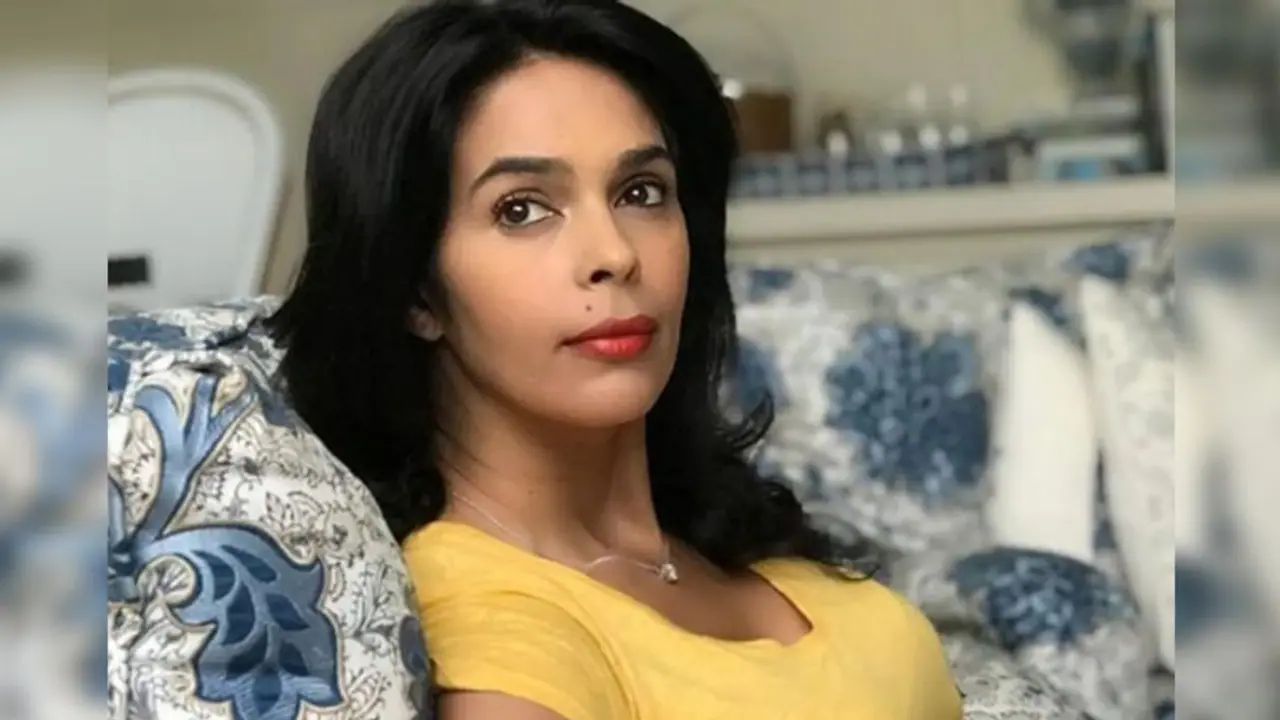 मल्लिका शेरावत ने बॉलीवुड एक्ट्रेस पर लगाए गंभीर आरोप, कहा विदेशी फिल्मों के लिए करती हैं ये काम मल्लिका शेरावत ने बॉलीवुड एक्ट्रेस पर लगाए गंभीर आरोप, कहा विदेशी फिल्मों के लिए करती हैं ये काम