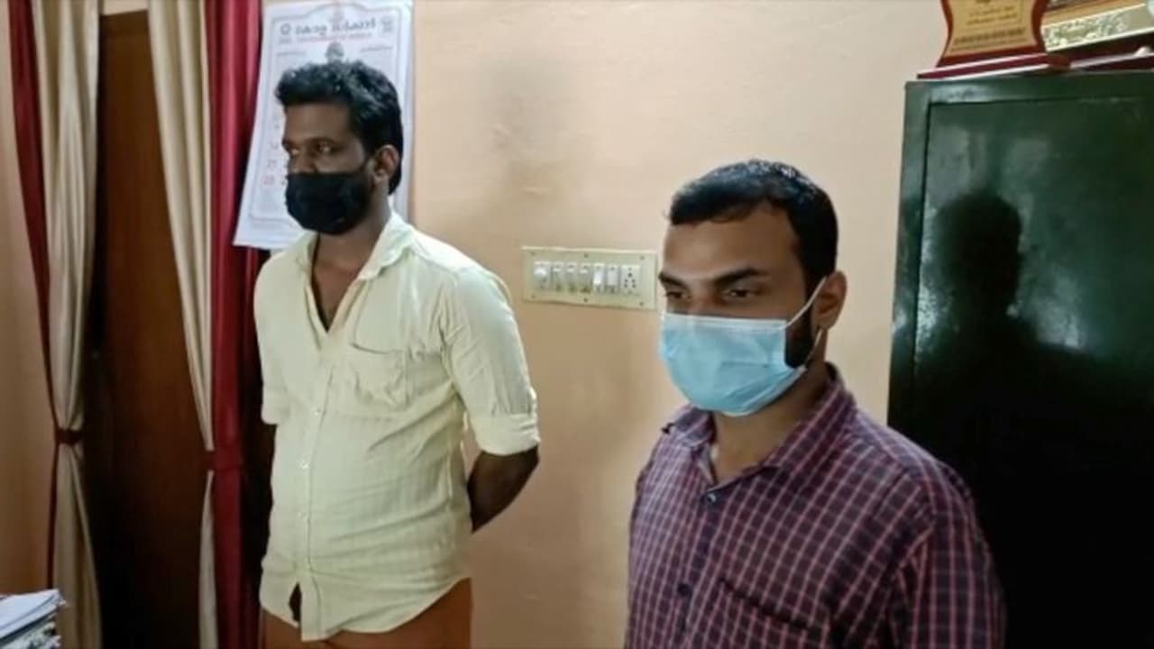 Fake lottery| ശ്രീകൃഷ്ണപുരത്ത് വ്യാജ ലോട്ടറി വില്പന നടത്തുന്ന സംഘം പിടിയിൽ Fake lottery| ശ്രീകൃഷ്ണപുരത്ത് വ്യാജ ലോട്ടറി വില്പന നടത്തുന്ന സംഘം പിടിയിൽ