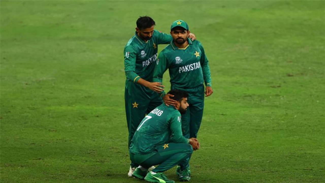 T20 World Cup 2021: AUS के खिलाफ हार के बाद सोशल मीडिया पर भारतीय फैंस कर रहे PAK टीम की खिंचाई T20 World Cup 2021: AUS के खिलाफ हार के बाद सोशल मीडिया पर भारतीय फैंस कर रहे PAK टीम की खिंचाई