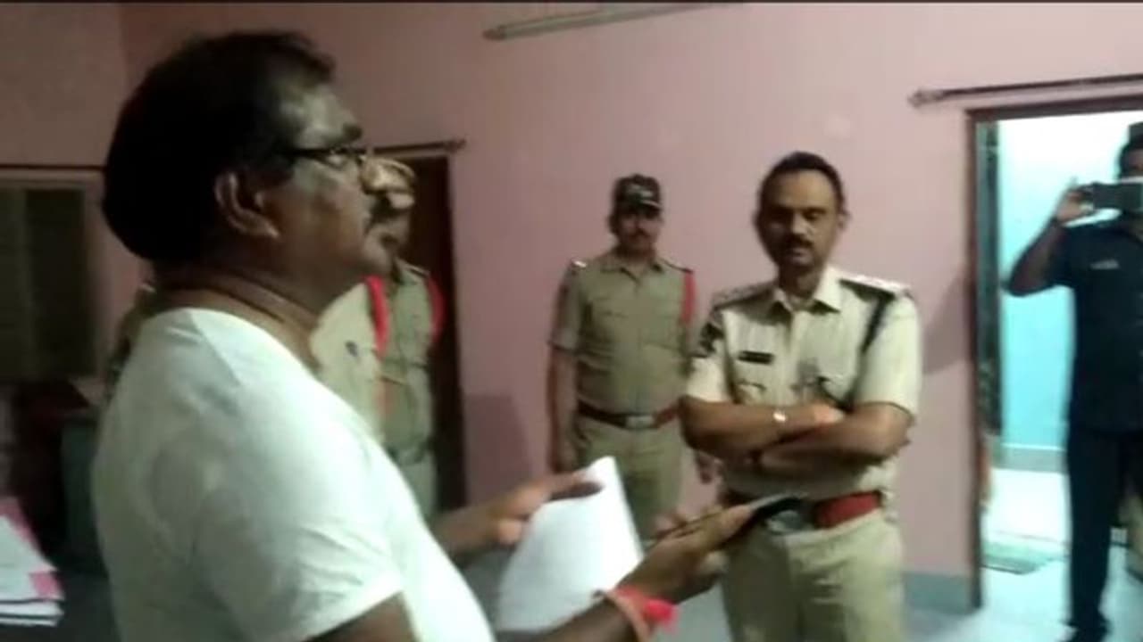 Kuppam Election: మమ్మల్ని అడ్డుకోవడం కోర్టు ధిక్కారమే: పోలీసులకు టిడిపి ఎమ్మెల్యే హెచ్చరిక (వీడియో) Kuppam Election: మమ్మల్ని అడ్డుకోవడం కోర్టు ధిక్కారమే: పోలీసులకు టిడిపి ఎమ్మెల్యే హెచ్చరిక (వీడియో)