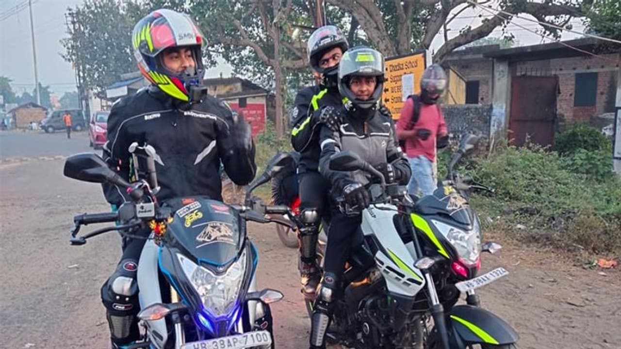 Sikim trip on bike বন্ধু যখন বাইক, মাত্র ১৯ বছরেই সিকিম যাত্রা করে সাড়া ফেলেছে ৩ যুবক