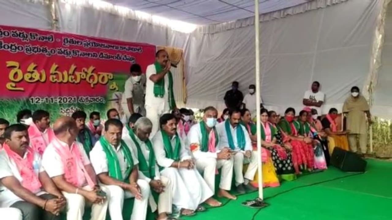 TRS Dharna: ఢిల్లీ పెద్దల్లారా... అన్నం పెట్టే రైతన్నలకు సున్నం పెడతారా..: మంత్రి హరీష్ ఆగ్రహం TRS Dharna: ఢిల్లీ పెద్దల్లారా... అన్నం పెట్టే రైతన్నలకు సున్నం పెడతారా..: మంత్రి హరీష్ ఆగ్రహం
