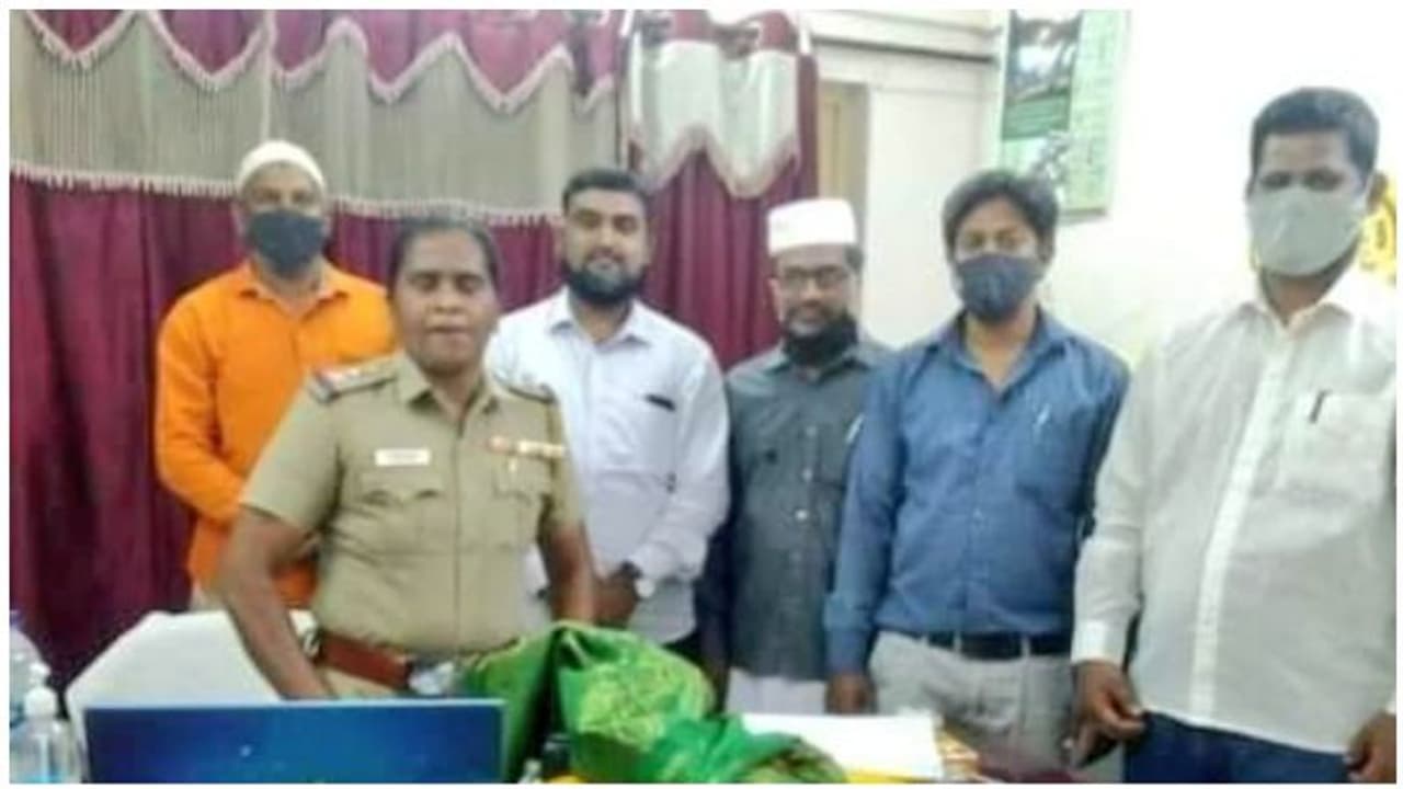 தோளில் தூக்கி காப்பாற்றி... தாயுமானவளான பெண் இன்ஸ்பெக்டர் ராஜேஸ்வரின் மற்றொரு பக்கம்..! தோளில் தூக்கி காப்பாற்றி... தாயுமானவளான பெண் இன்ஸ்பெக்டர் ராஜேஸ்வரின் மற்றொரு பக்கம்..!