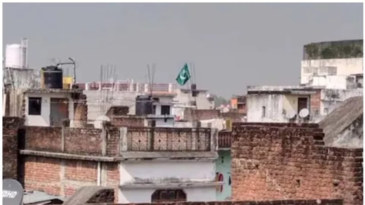 Hoisting Pakistan flag|പാകിസ്ഥാന് പതാക വീടിന് മുകളില്; നാല് പേര്ക്കെതിരെ രാജ്യദ്രോഹക്കേസ് Hoisting Pakistan flag|പാകിസ്ഥാന് പതാക വീടിന് മുകളില്; നാല് പേര്ക്കെതിരെ രാജ്യദ്രോഹക്കേസ്