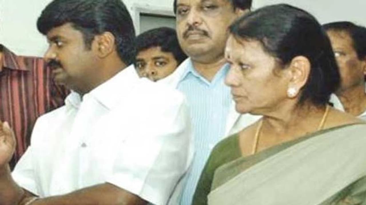 AIADMK: பண மோசடி வழக்கு.. கைதுக்கு பயந்து கணவரோடு தலைமறைவான அதிமுக முன்னாள் அமைச்சர்..! AIADMK: பண மோசடி வழக்கு.. கைதுக்கு பயந்து கணவரோடு தலைமறைவான அதிமுக முன்னாள் அமைச்சர்..!