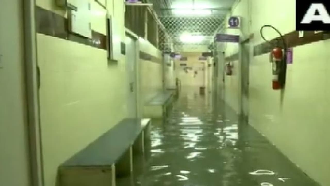 Chennai Flood| പ്രളയത്തില്‍ ആശുപത്രിക്കകത്തും വെള്ളക്കെട്ട്; വീഡിയോ...