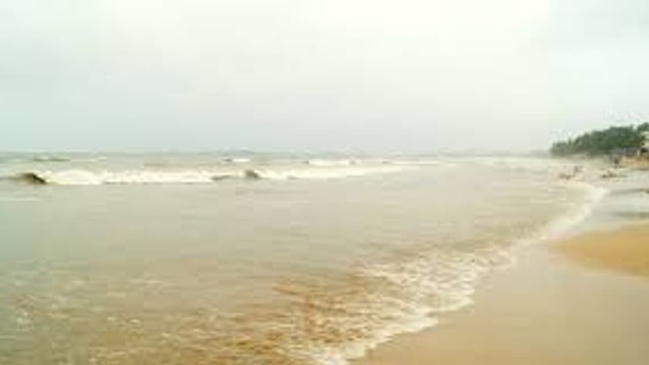 బీచ్ లో విషాదం.. లైఫ్ గార్డులు హెచ్చరిస్తున్నా పట్టించుకోకుండా సముద్రంలోకి దూకిన నలుగురు బాలురు మృతి.. బీచ్ లో విషాదం.. లైఫ్ గార్డులు హెచ్చరిస్తున్నా పట్టించుకోకుండా సముద్రంలోకి దూకిన నలుగురు బాలురు మృతి..