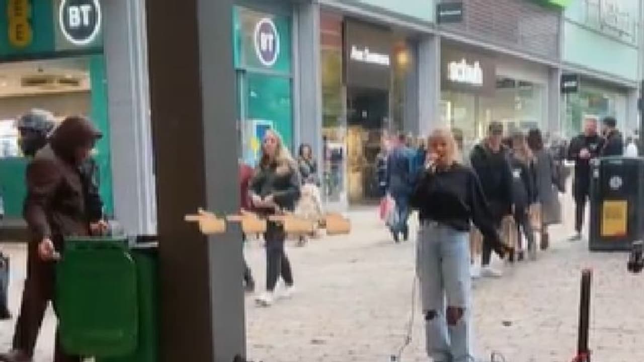 Viral Video | കുപ്പത്തൊട്ടിയില്‍ നിന്ന് പഴകിയ ഭക്ഷണമെടുക്കുന്ന മനുഷ്യന് തെരുവ് ഗായികയുടെ കരുണ