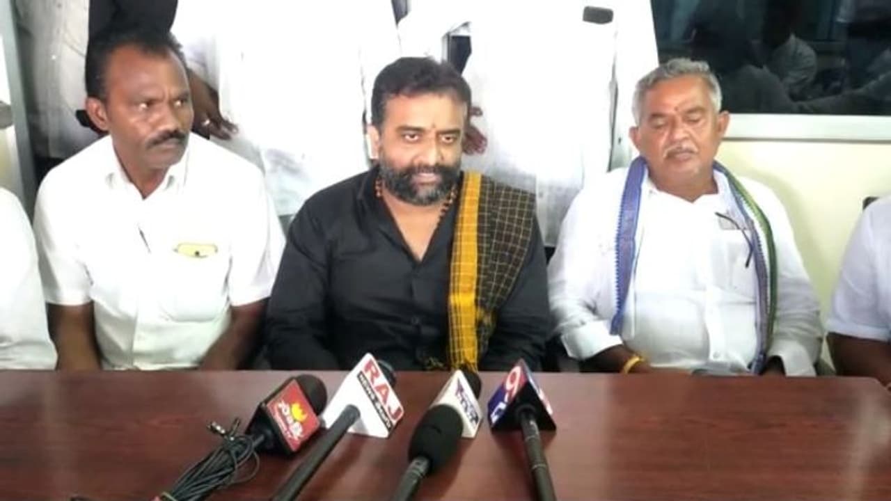 మగాళ్ళెవరో మడతగాళ్ళు ఎవరో 2019లోనే తేలిపోయింది..: వైసిపి ఎమ్మెల్యే మహేష్ రెడ్డి సంచలనం మగాళ్ళెవరో మడతగాళ్ళు ఎవరో 2019లోనే తేలిపోయింది..: వైసిపి ఎమ్మెల్యే మహేష్ రెడ్డి సంచలనం