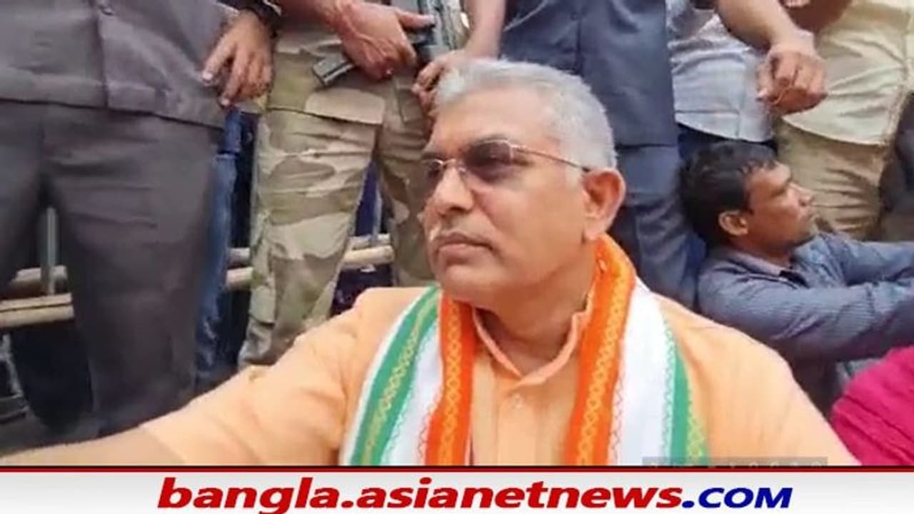 Dilip Ghosh বিজেপির মিছিলে ধুন্ধুমার, দিলীপ ঘোষকে ঘিরে ধস্তাধস্তি পুলিশের Dilip Ghosh বিজেপির মিছিলে ধুন্ধুমার, দিলীপ ঘোষকে ঘিরে ধস্তাধস্তি পুলিশের