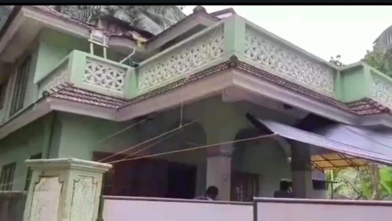 വാടക വീട് കേന്ദ്രീകരിച്ച് പെണ്വാണിഭം; മൂന്നാമത്തെ അറസ്റ്റ്, മലയാളികളും കൊല്ക്കത്ത സ്വദേശികളും സംഘത്തില് വാടക വീട് കേന്ദ്രീകരിച്ച് പെണ്വാണിഭം; മൂന്നാമത്തെ അറസ്റ്റ്, മലയാളികളും കൊല്ക്കത്ത സ്വദേശികളും സംഘത്തില്